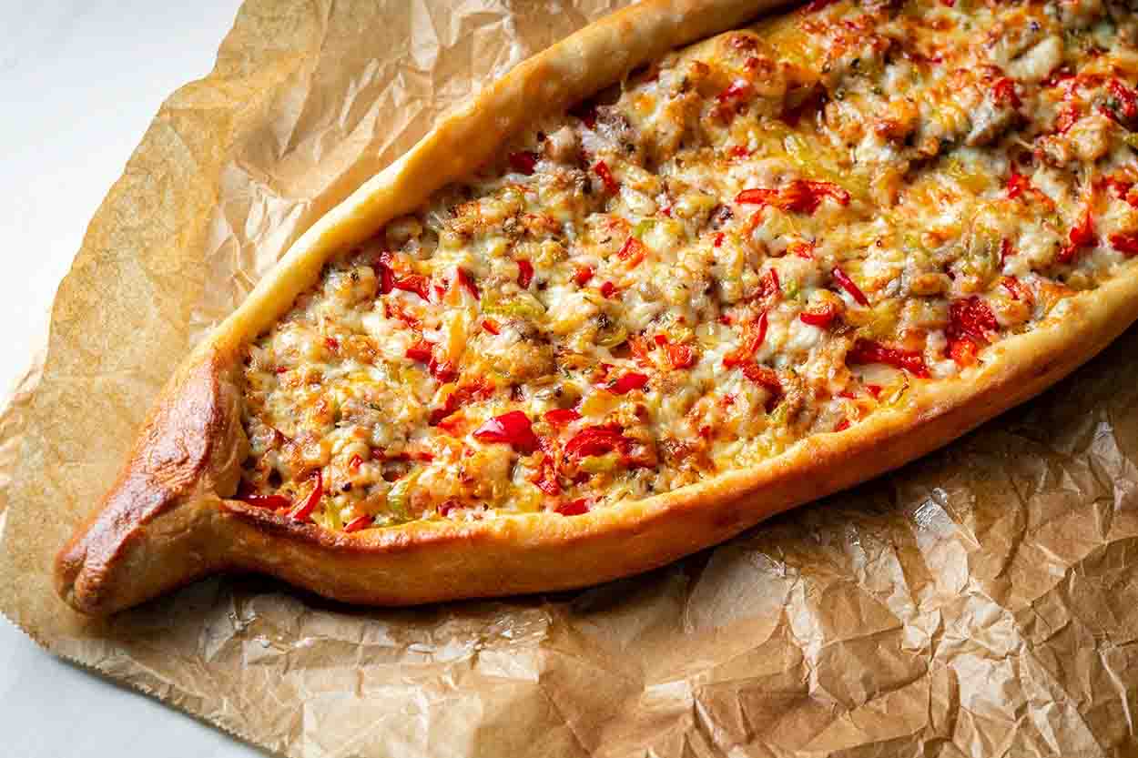 Tavuklu Kaşarlı Pide